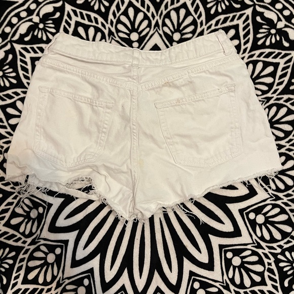 TOP SHOP WHITE MOM SHORTS - Picture 2 of 3